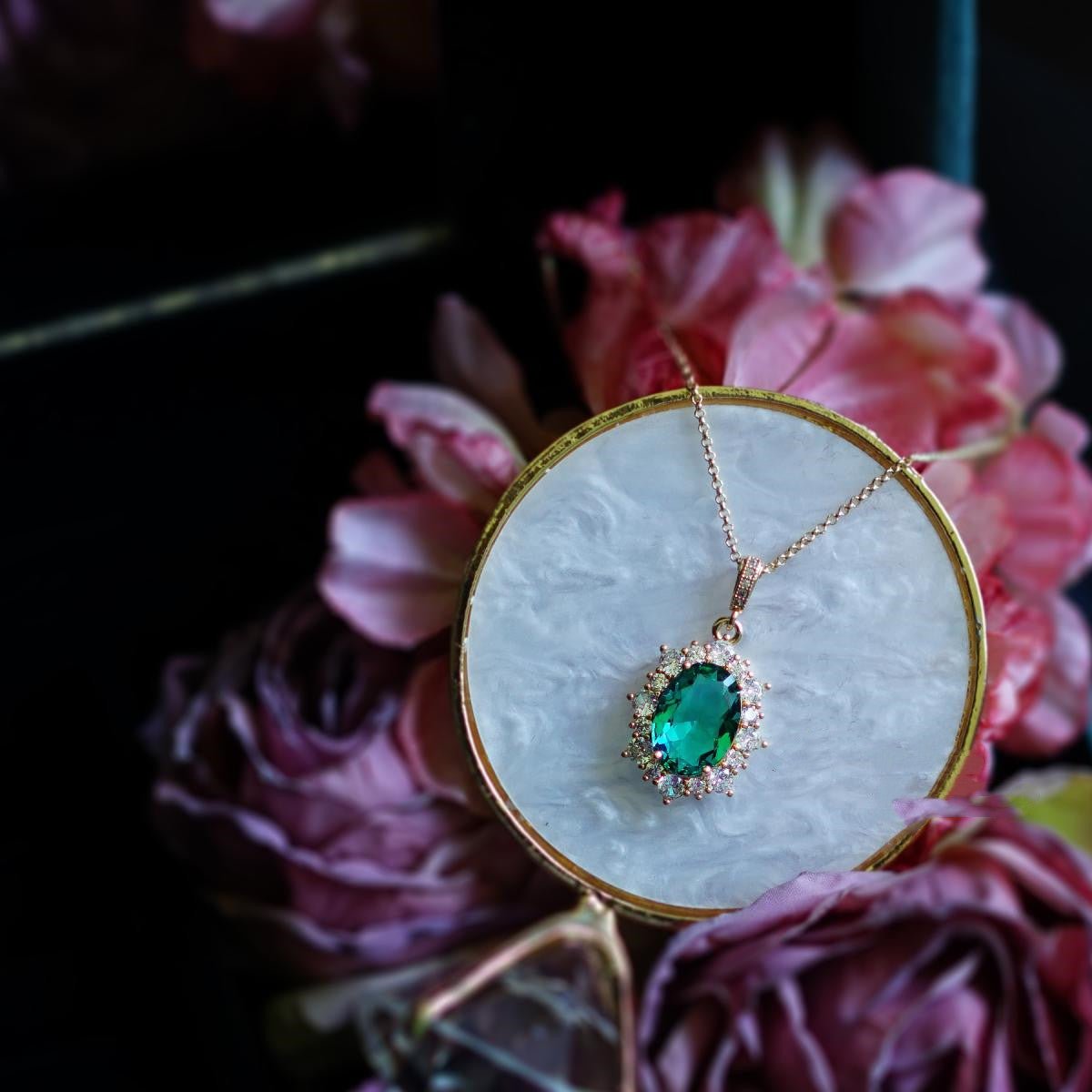Crystal Princess Retro Collarbone Necklace – Luxury Peacock Green Pendant Necklace - Vintgedrifter