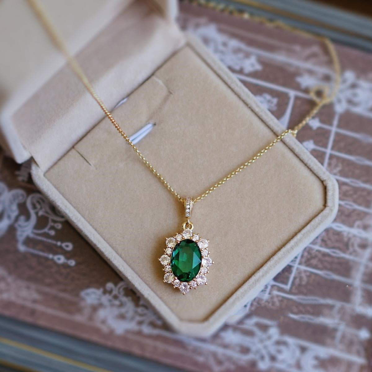 Crystal Princess Retro Collarbone Necklace – Luxury Peacock Green Pendant Necklace - Vintgedrifter