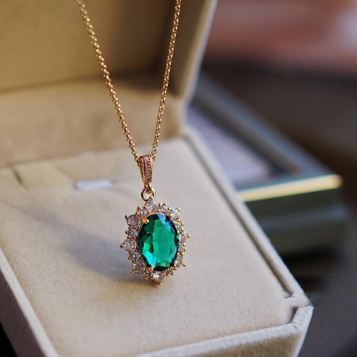 Crystal Princess Retro Collarbone Necklace – Luxury Peacock Green Pendant Necklace - Vintgedrifter