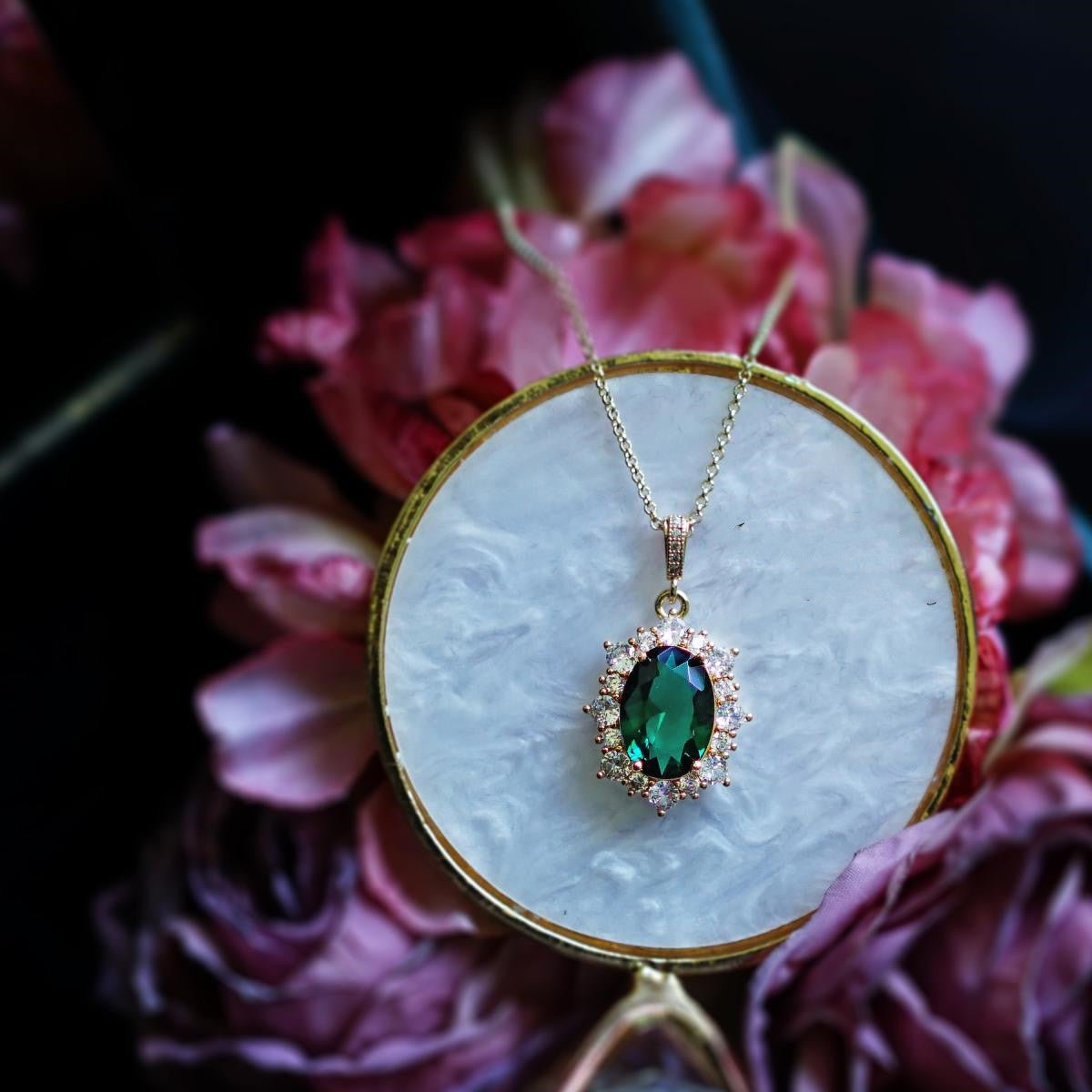 Crystal Princess Retro Collarbone Necklace – Luxury Peacock Green Pendant Necklace - Vintgedrifter